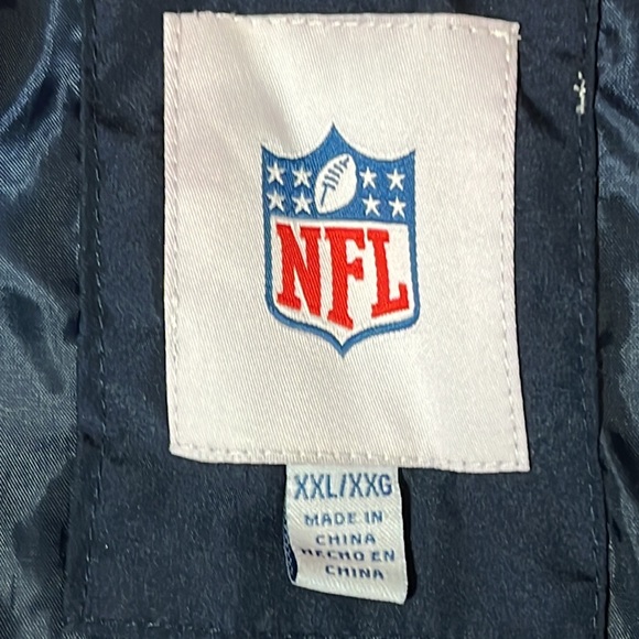 NFL Patriots Puffer Vest - Picture 4 of 6